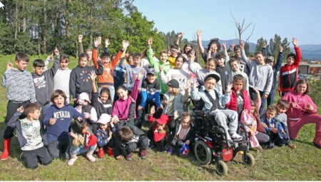 Os centros educativos galegos celebran o Día do Árbore sacho en man